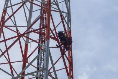 Ludwigsburg-Hoheneck: Hoehenretter erproben den Ernstfall in 80 Meter Hoehe beim Umspannwerk